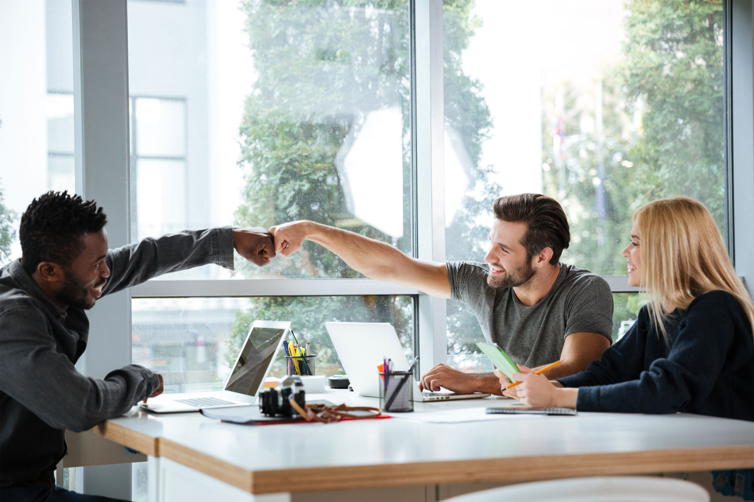 INCRAST Personalvermittlung & Coaching - Teamkollegen haben Freude an ihrer Arbeit