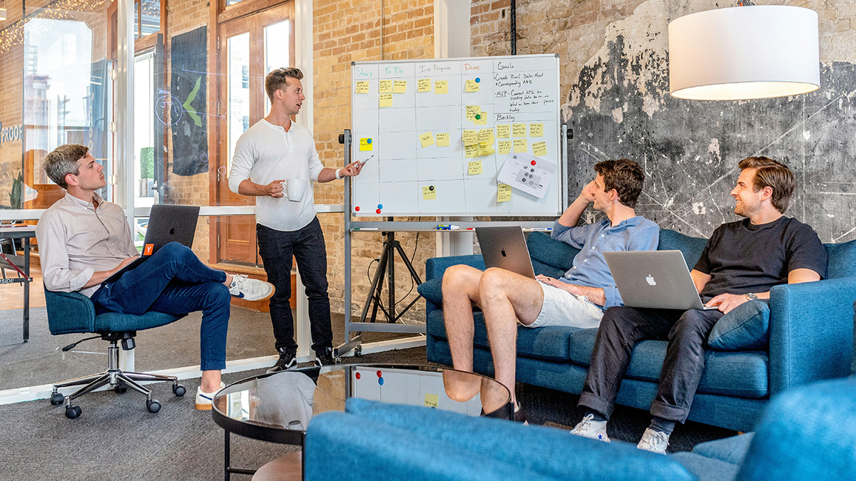 INCRAST Personalvermittlung & Coaching - Teamkollegen bei der Arbeit
